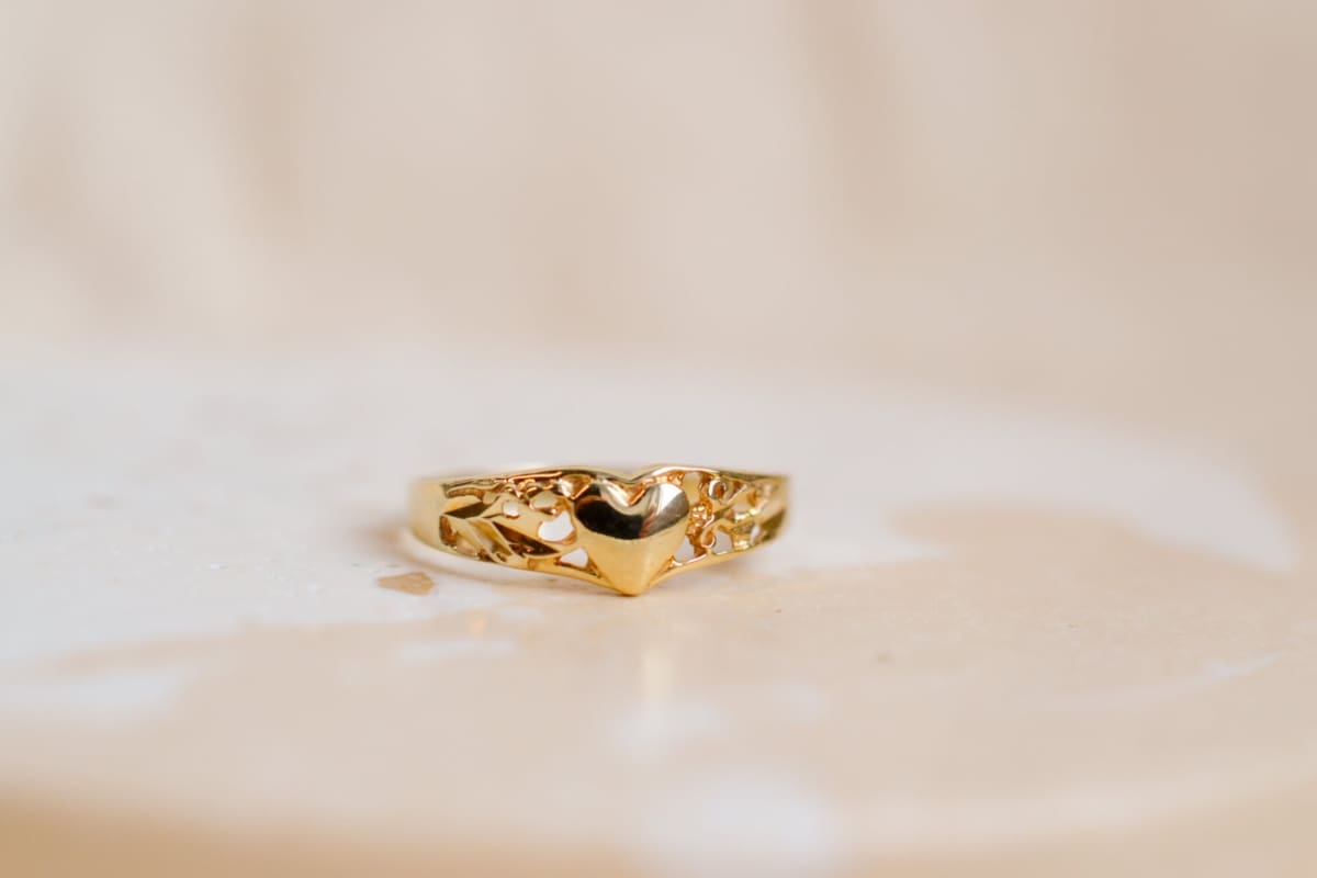 Bague chevalière en Or jaune 10 carats ornée d'un coeur dans un décor ajouré