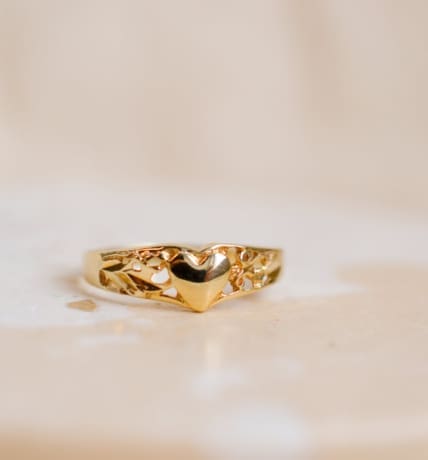 Bague chevalière en Or jaune 10 carats ornée d'un coeur dans un décor ajouré