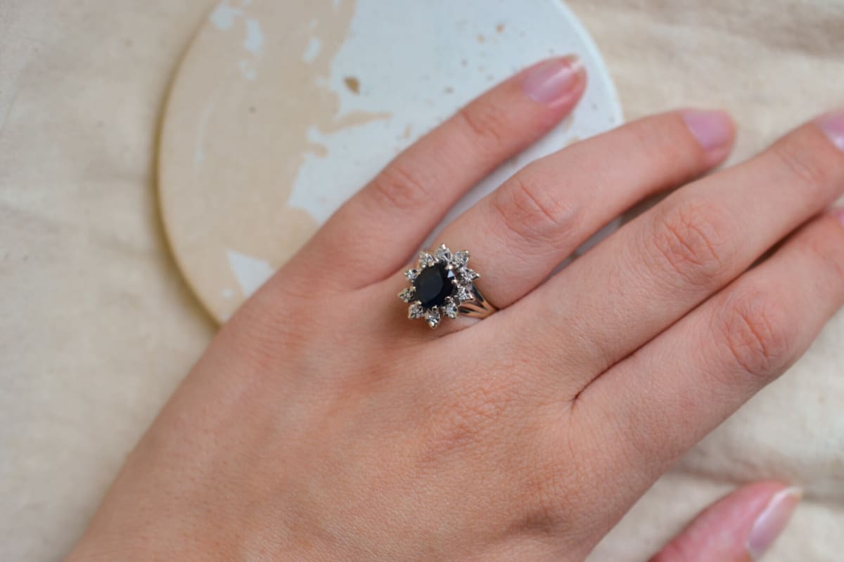 Bague de fiançailles Marguerite Or blanc 18 carats Saphir et Diamants