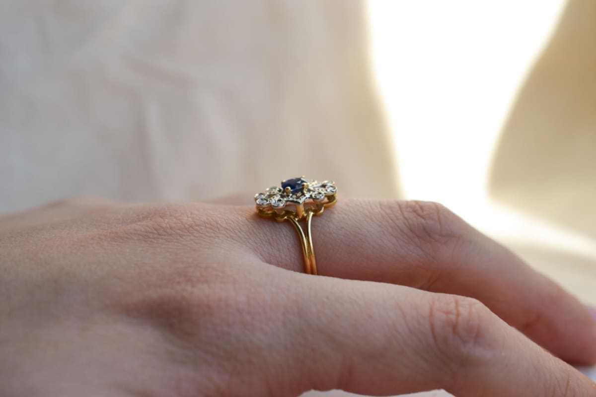 Bague de fiançailles Marguerite ajourée Or jaune 18 carats Saphir et Diamants