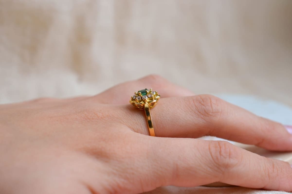 Bague de fiançailles Vintage Emeraude et pierres blanches