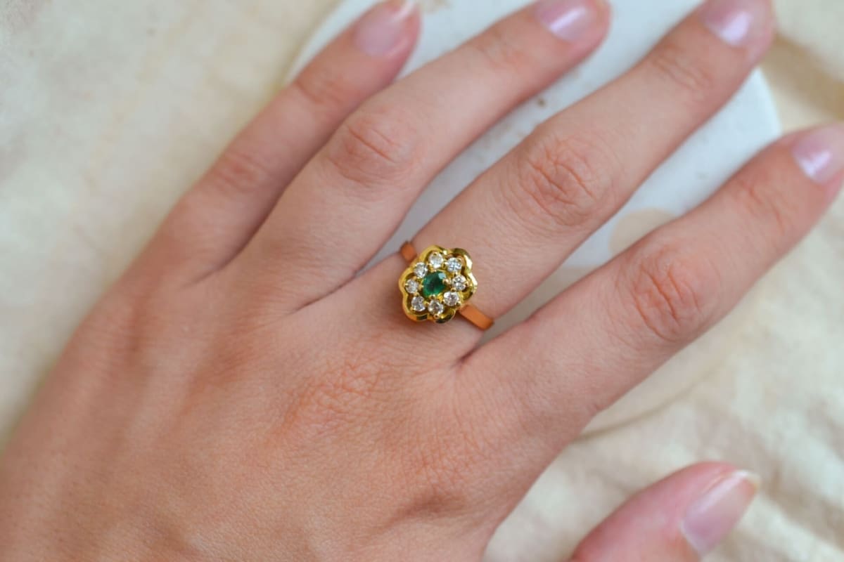 Bague de fiançailles ancienne Or jaune Emeraude et pierres blanches