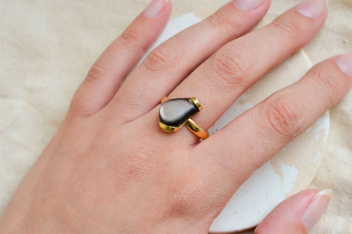 Bague de fiançailles ancienne en Or jaune 14 carats ornée d'une pierre de Nacre