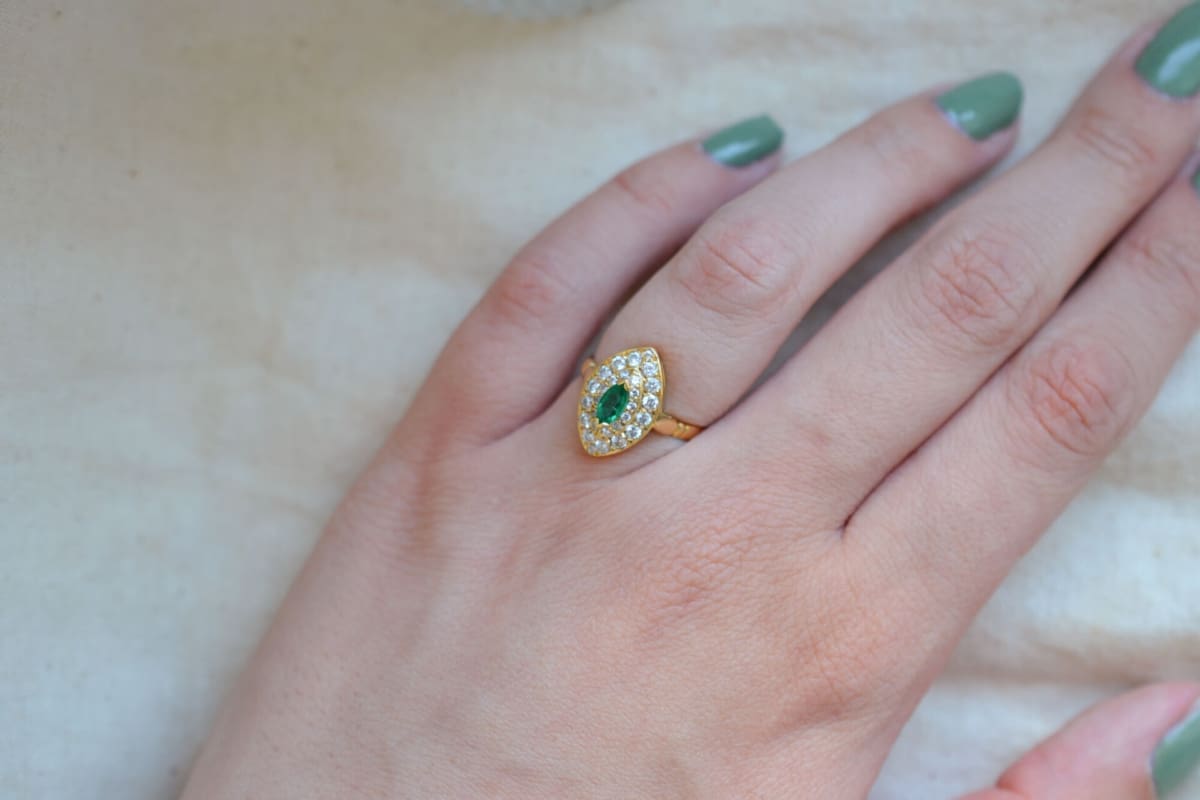 Bague de fiançailles ancienne en Or jaune 18 carats sertie d'une Émeraude et d'Oxydes