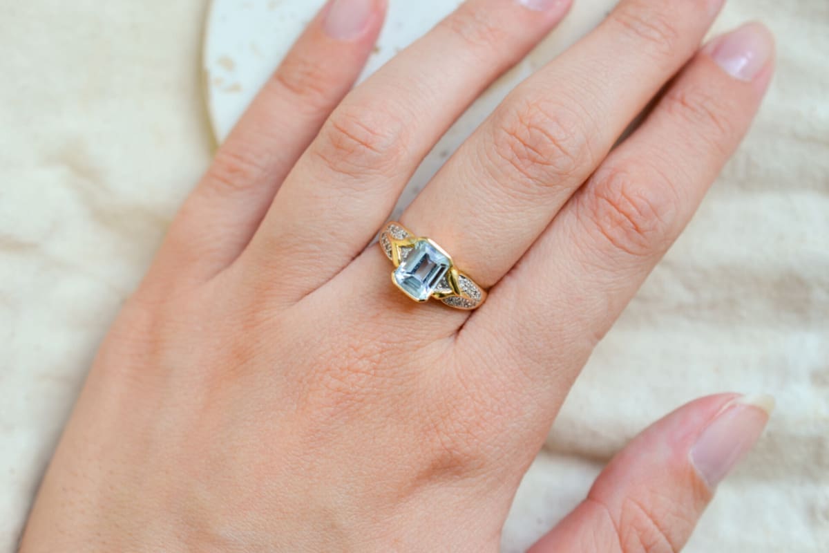 Bague de fiançailles ancienne en Or jaune 18 carats sertie d'une Topaze et de Diamants