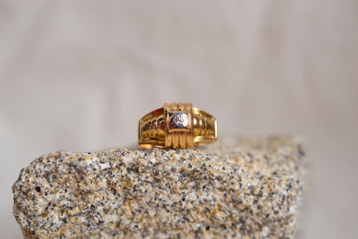 Bague dôme Art Déco en Or jaune 18 carats sertie d'un Diamant à décor godronné