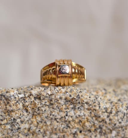 Bague dôme Art Déco en Or jaune 18 carats sertie d'un Diamant à décor godronné