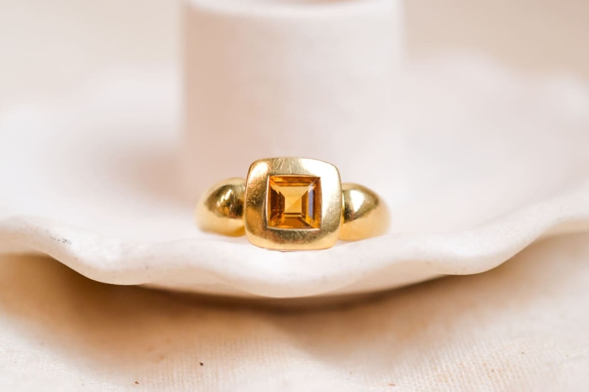 Bague en Or jaune 18 carats au chaton carré orné d'une Citrine sertie clos