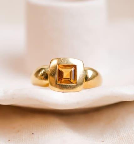 Bague en Or jaune 18 carats au chaton carré orné d'une Citrine sertie clos