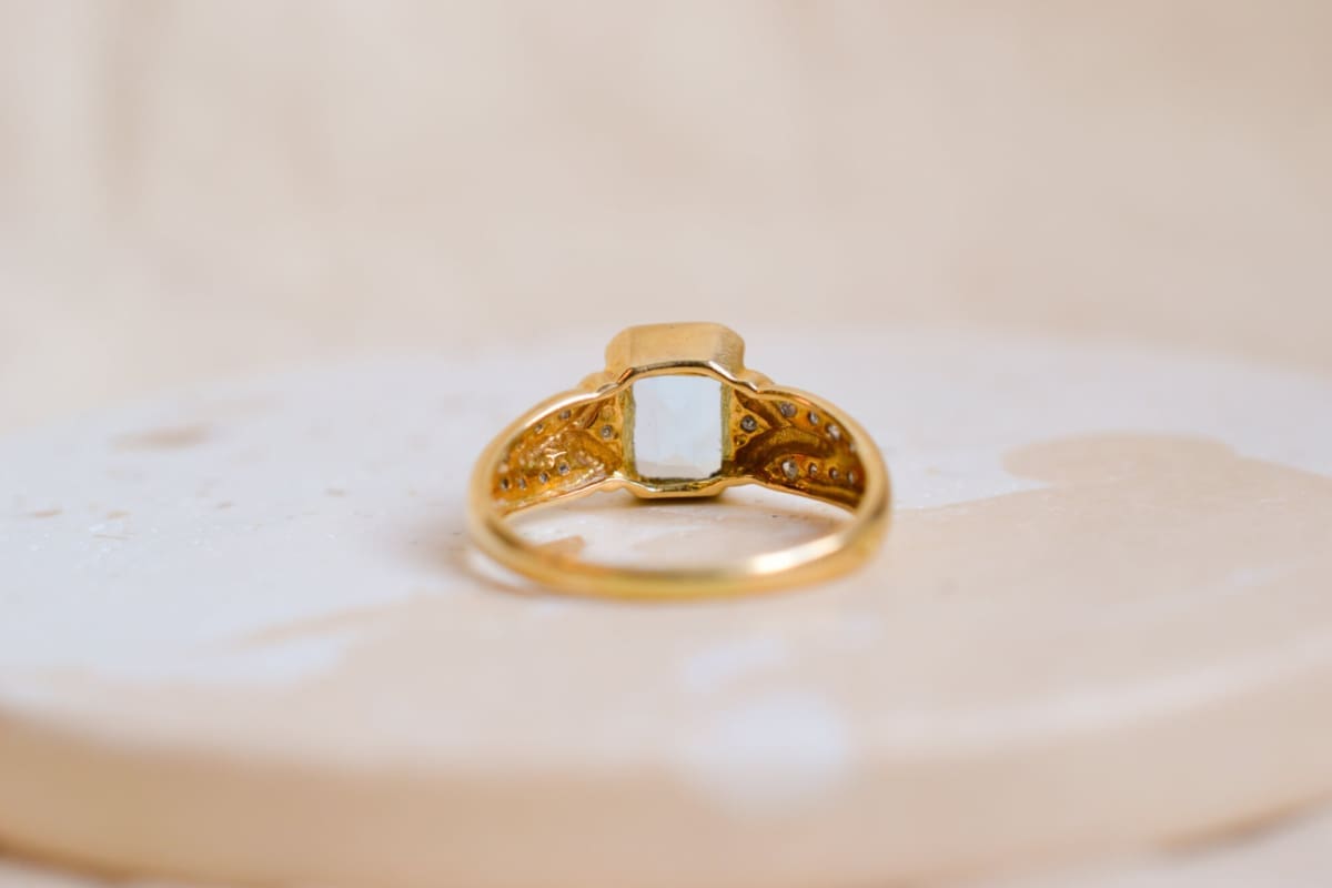 Bague en Or jaune 18 carats centrée d'une Topaze entourée de Diamants