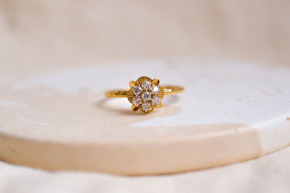 Bague en Or jaune 18 carats ciselée stylisant une fleur, les pistils sont sertis de pierres blanches