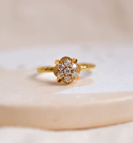 Bague en Or jaune 18 carats ciselée stylisant une fleur, les pistils sont sertis de pierres blanches