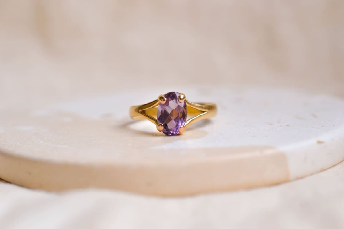 Bague en Or jaune 18 carats ornée d'une Améthyste ovale facettée avec une monture ajourée