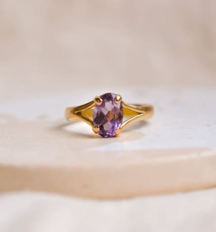 Bague en Or jaune 18 carats ornée d'une Améthyste ovale facettée avec une monture ajourée