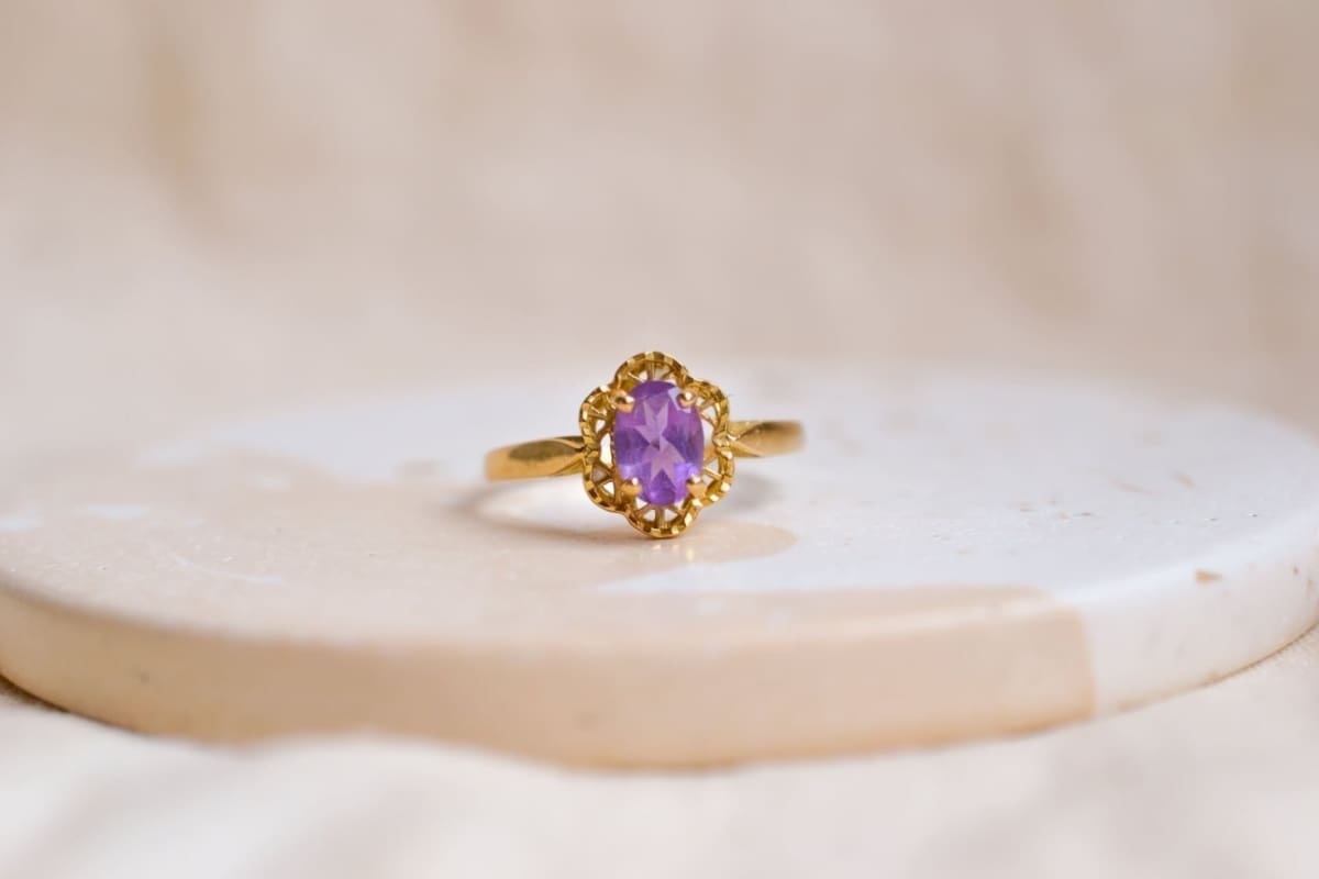 Bague en Or jaune 18 carats ornée d'une Améthyste taille ovale dans un décor de fleur