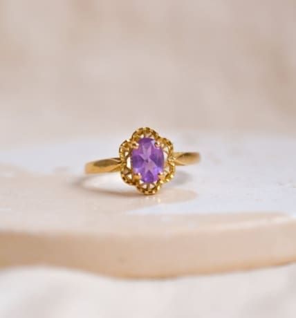 Bague en Or jaune 18 carats ornée d'une Améthyste taille ovale dans un décor de fleur