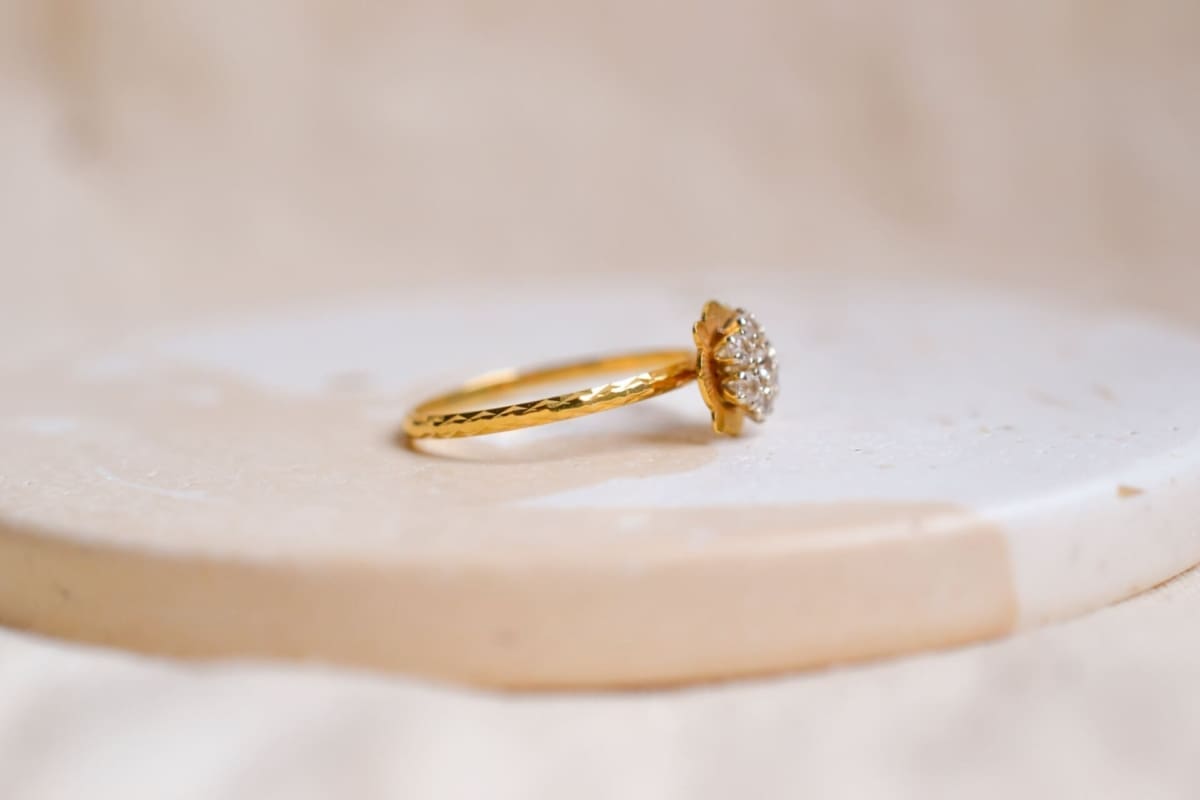 Bague fleur Or jaune 18 carats pierres blanches