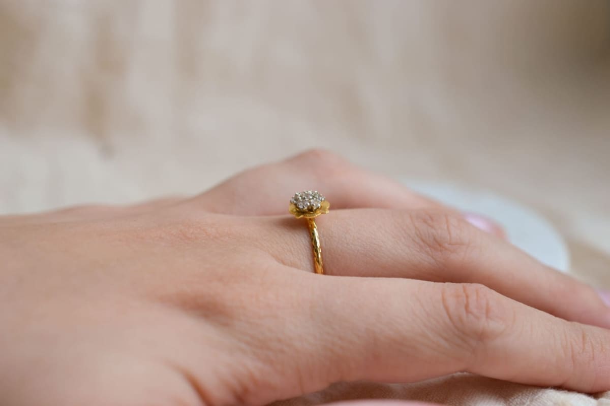Bague fleur ancienne Or jaune et pierres blanches