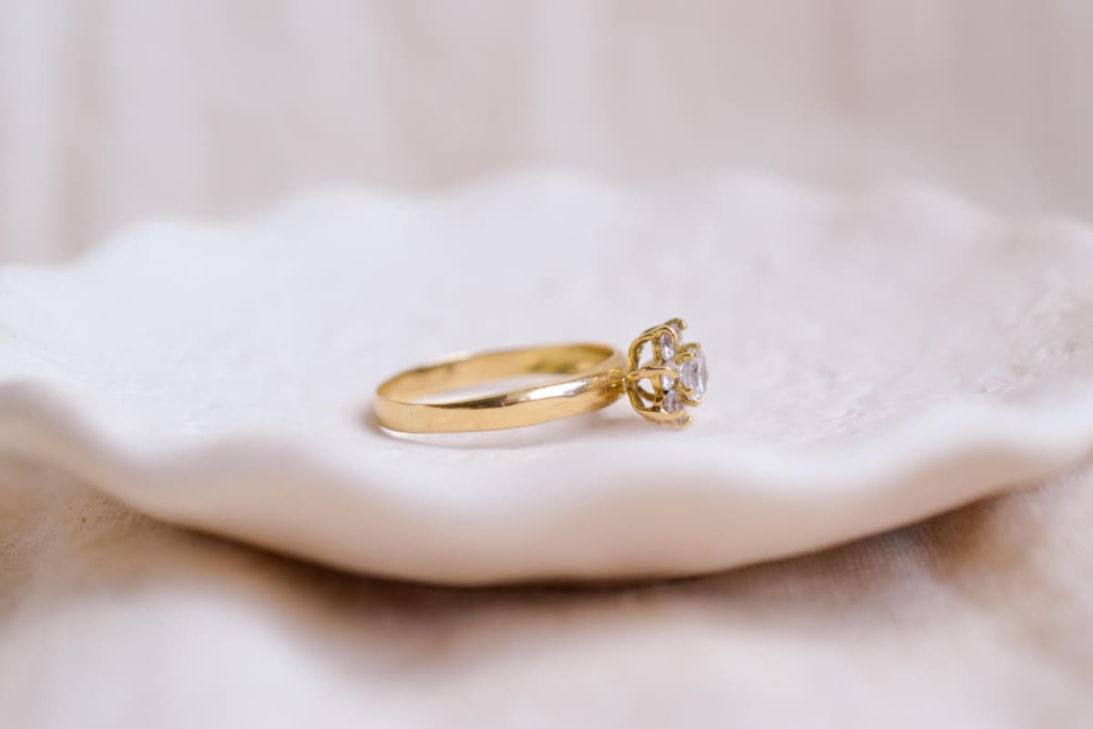 Bague fleur ancienne en Or jaune 18 carats ornée de pierres blanches