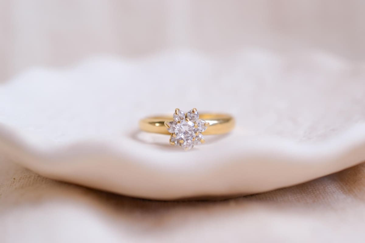 Bague fleur en Or jaune 18 carats sertie de pierres blanches