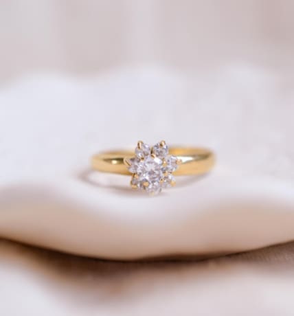 Bague fleur en Or jaune 18 carats sertie de pierres blanches