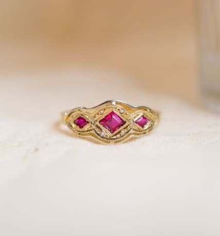 Bague jarretière Art Déco 2 Ors sertie de 3 pierres rouges losangiques et d'Oxydes