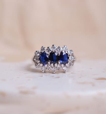 Bague jarretière ancienne en Or blanc 18 carats sertie de Saphirs et Diamants