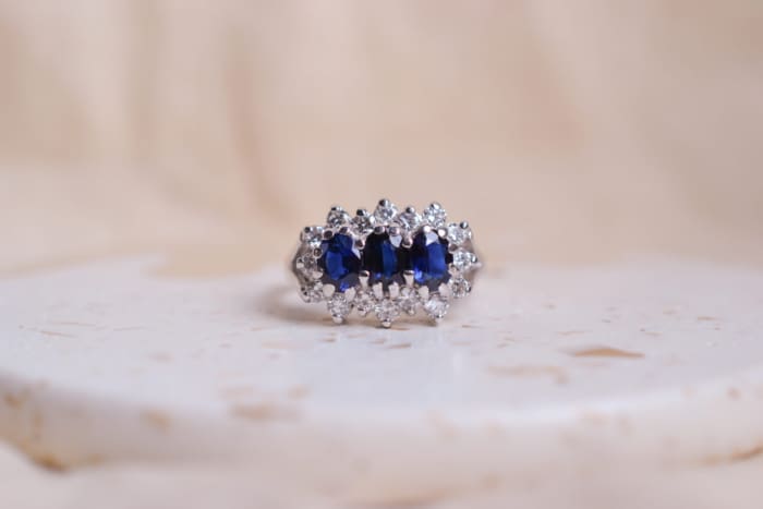 Bague jarretière ancienne en Or blanc 18 carats sertie de Saphirs et Diamants