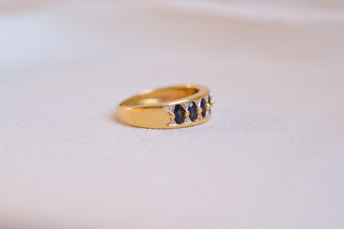 Bague jarretière ancienne en Or jaune 18 carats ornée de Saphirs