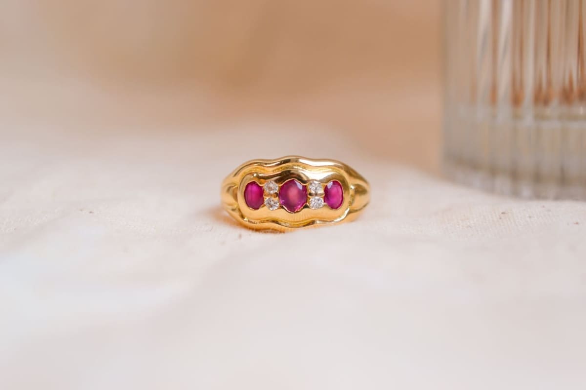 Bague jarretière en Or jaune 18 carats ornée de 3 Rubis en alternance avec des Diamants