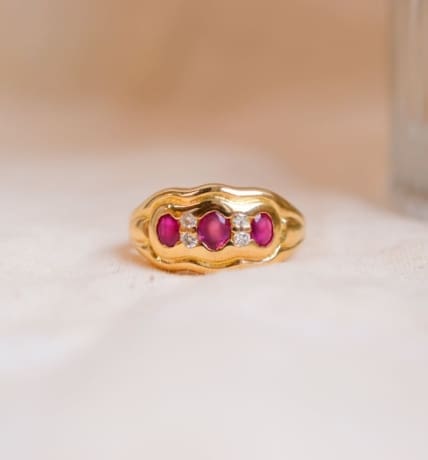 Bague jarretière en Or jaune 18 carats ornée de 3 Rubis en alternance avec des Diamants