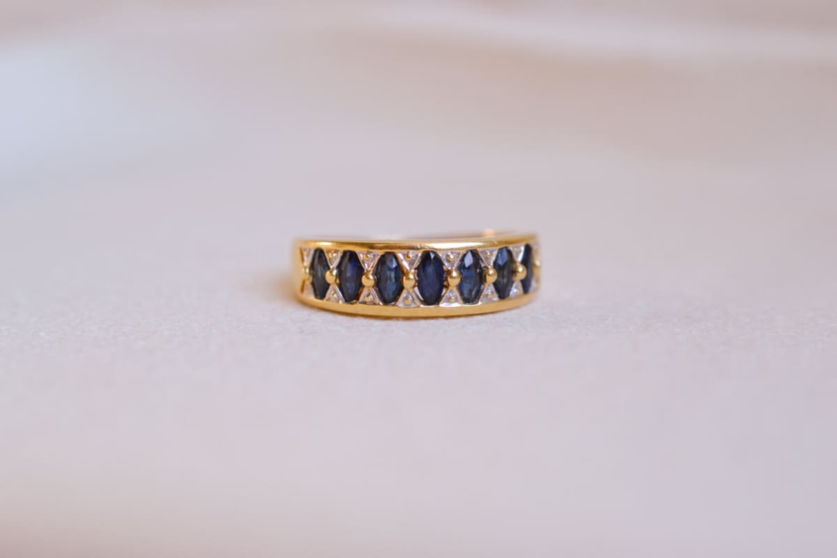 Bague jarretière en Or jaune 18 carats sertie de Saphirs