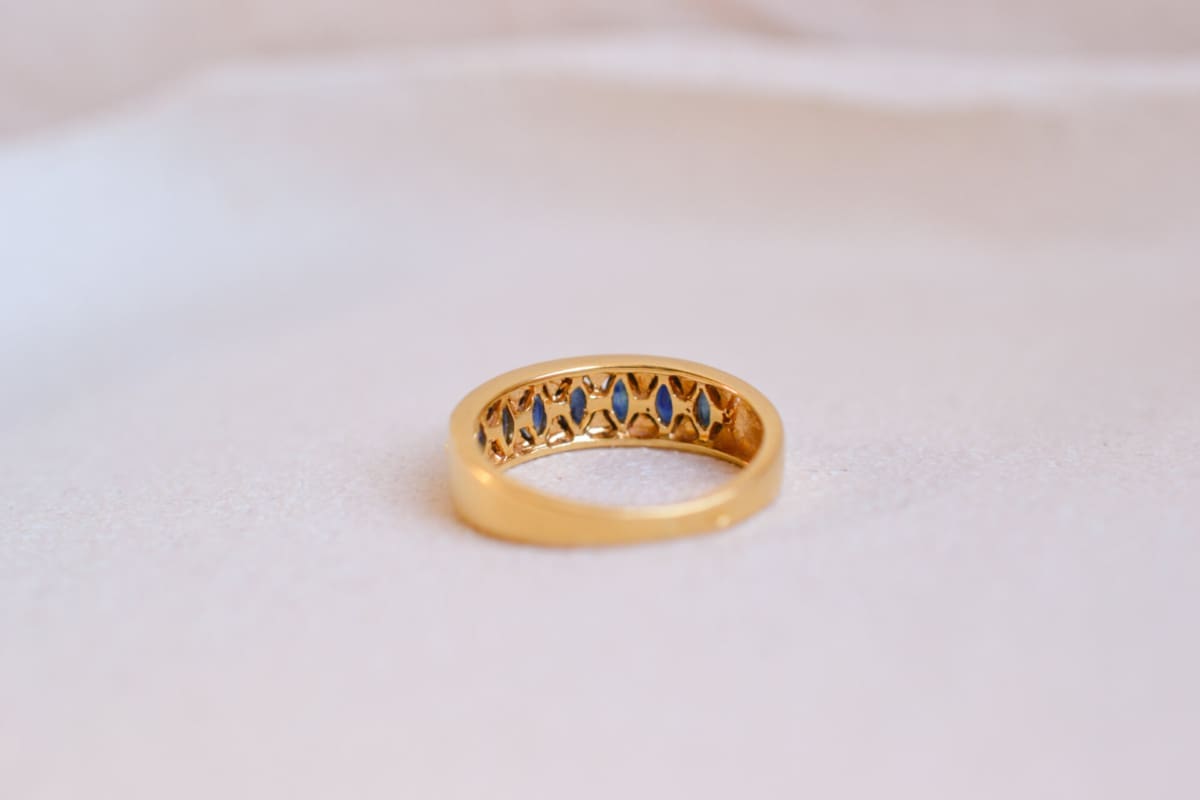 Bague jarretière géométrique en Or jaune 18 carats sertie de Saphirs