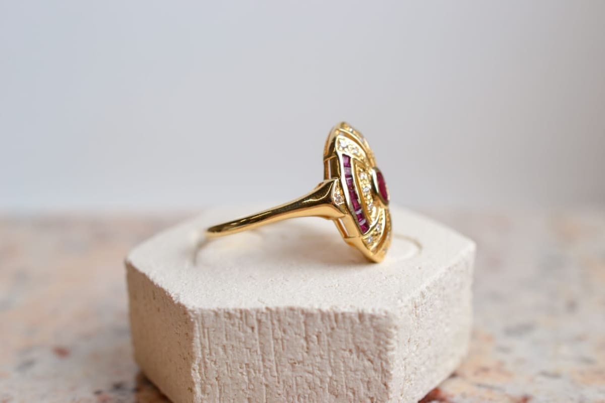 Bague ovale ajourée en Or jaune 18 carats sertie de Rubis et de Diamants