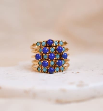 Bague semainier composée de 5 anneaux réunis par une agrafe ornés de cabochons de Turquoises et Lapis Lazulis