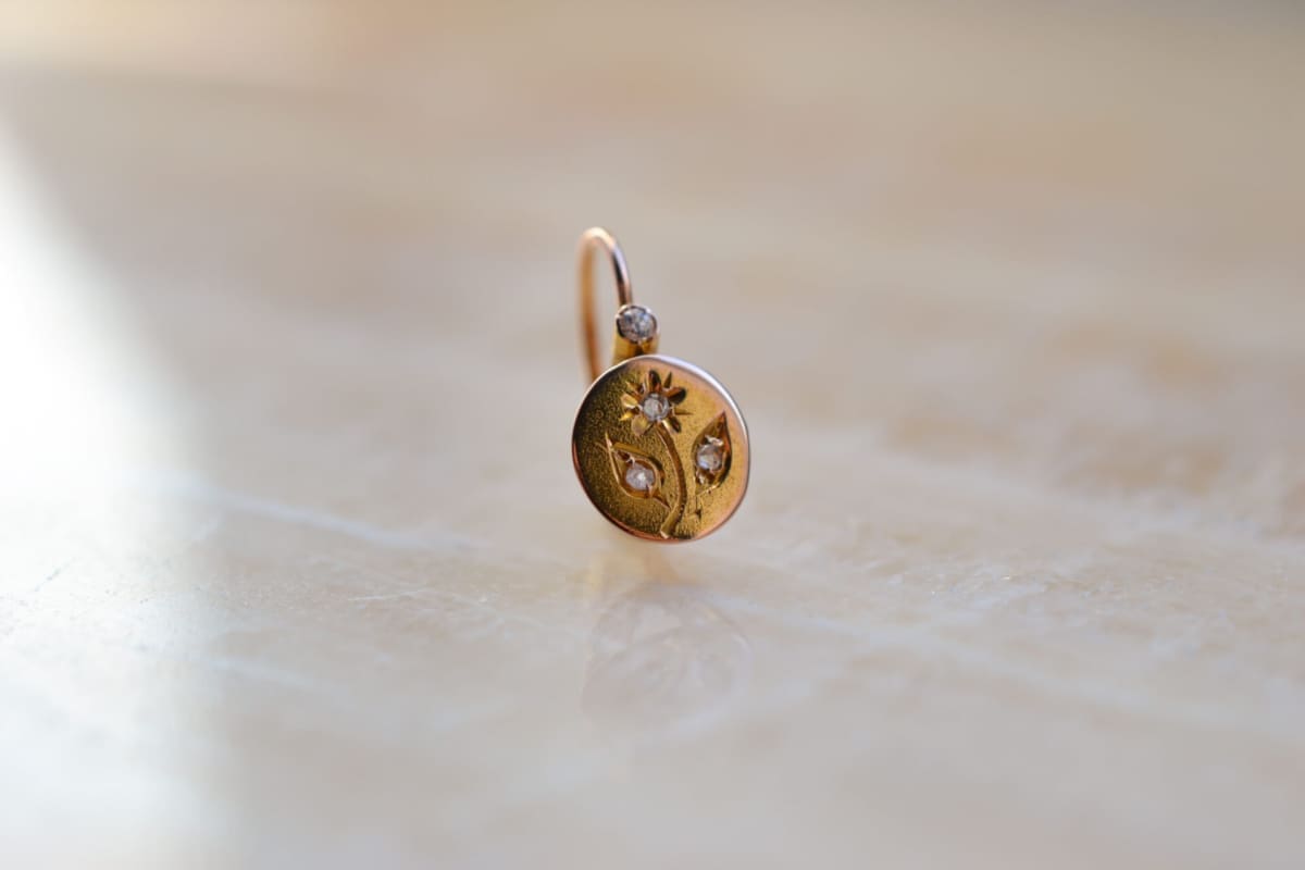 Mono dormeuse en Or jaune 18 carats à motif de fleur sertie de Diamants