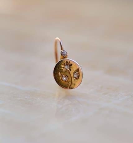 Mono dormeuse en Or jaune 18 carats à motif de fleur sertie de Diamants
