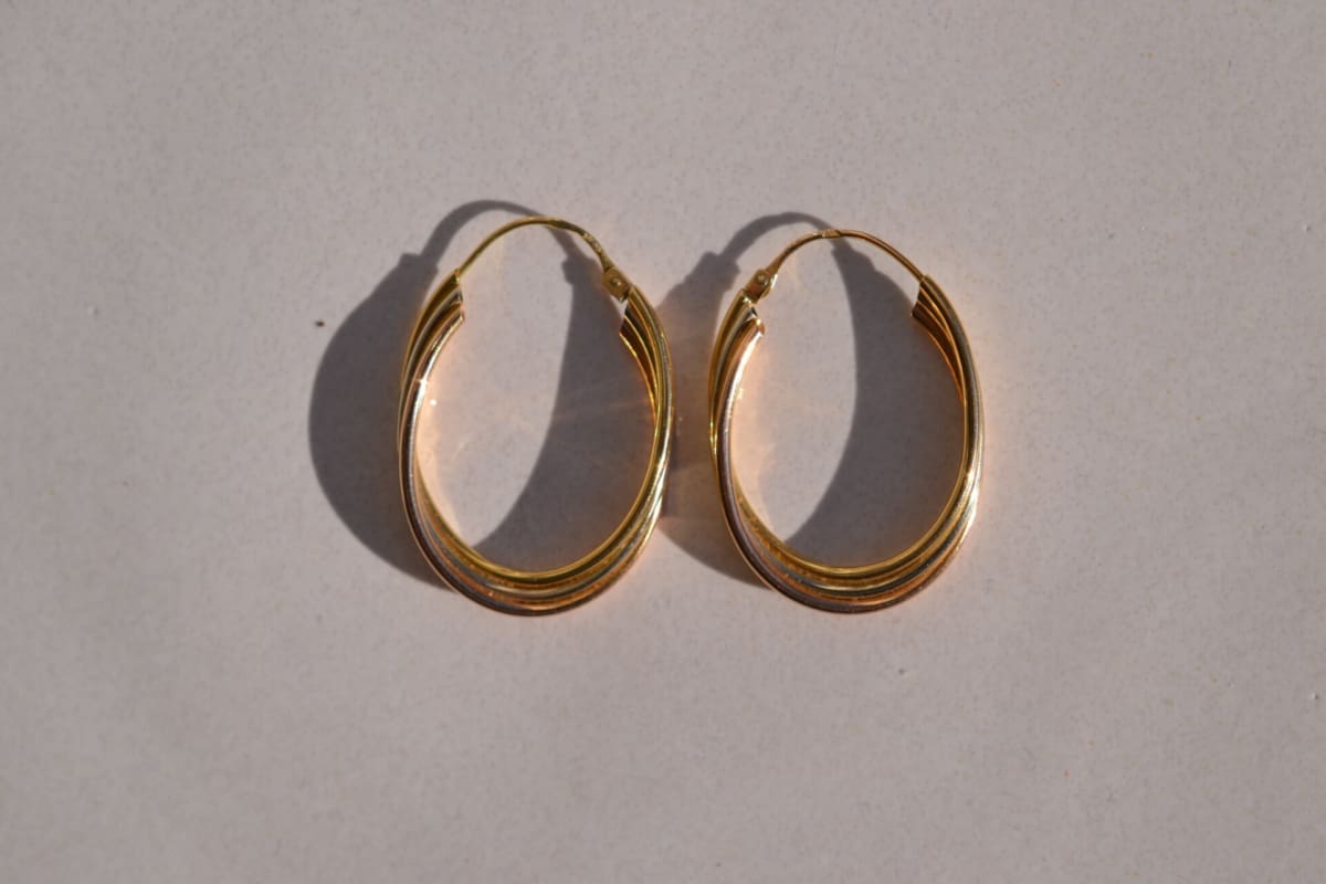 Paire de créoles ovales en Or jaune, Or blanc et Or rose 18 carats style Trinity