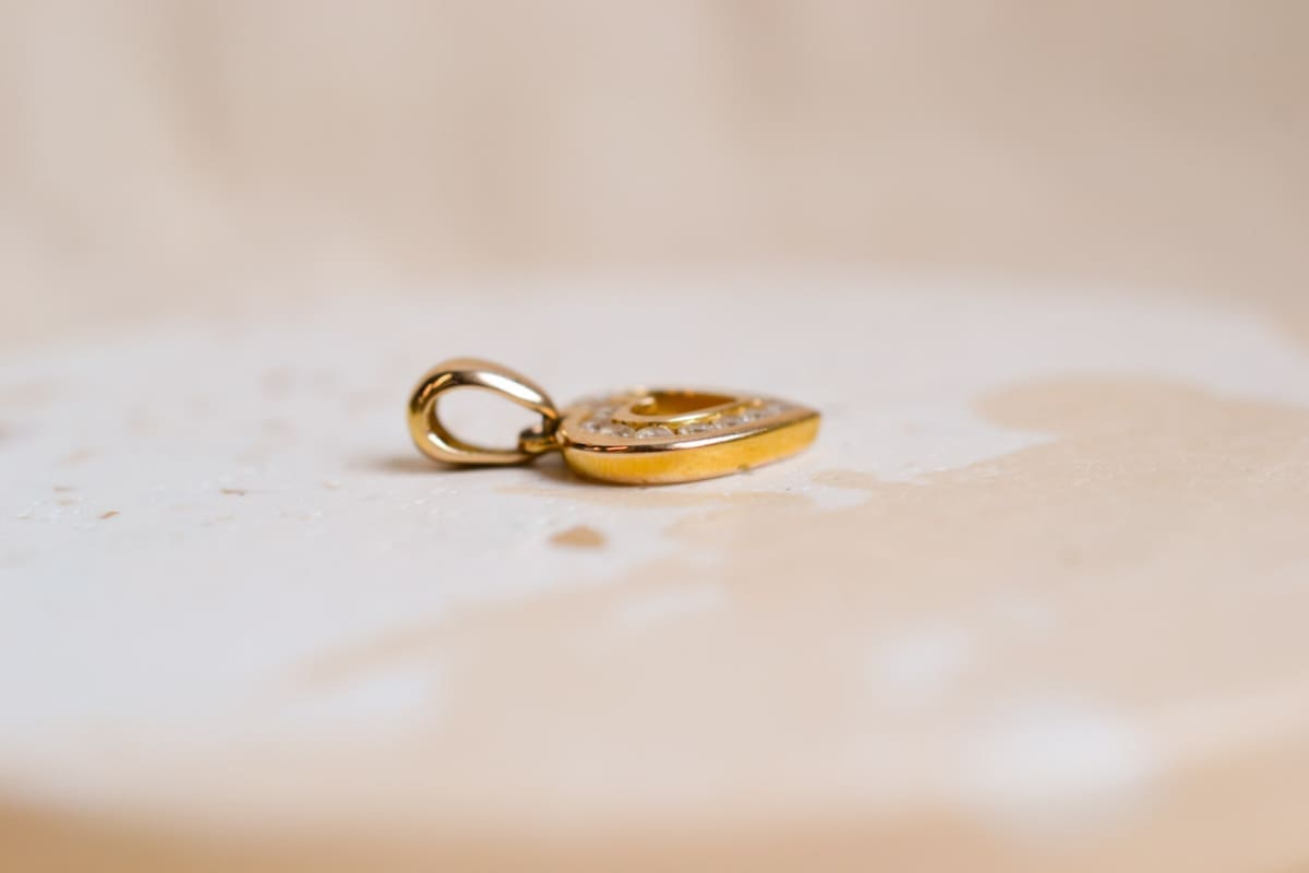 Pendentif coeur ajouré en Or jaune 9 carats orné d'Oxydes