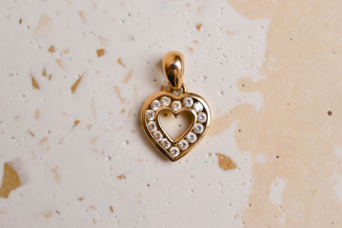 Pendentif coeur ancien en Or jaune 9 carats serti d'Oxydes