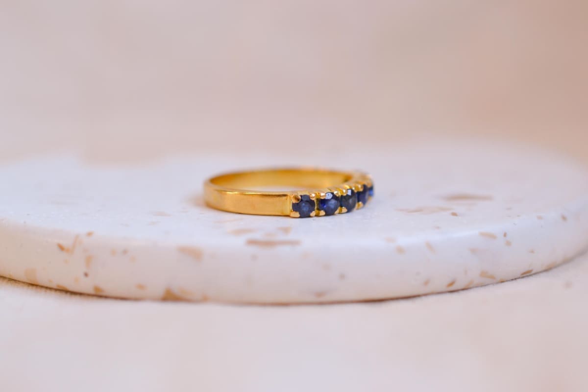 Alliance ancienne en Or jaune 18 carats sertie de Saphirs