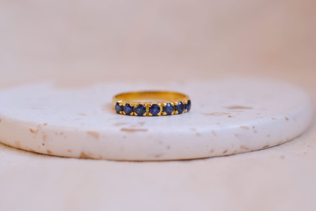 Alliance demi-américaine en Or jaune 18 carats ornée de 7 Saphirs