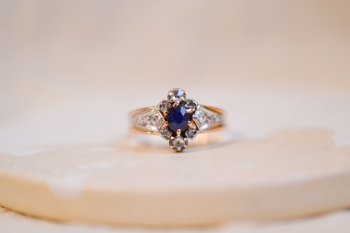 Bague Art Déco 2 Ors ornée d'un Saphir entouré de Diamants