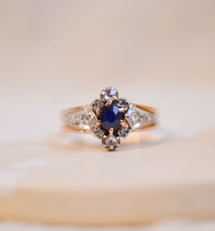 Bague Art Déco 2 Ors ornée d'un Saphir entouré de Diamants