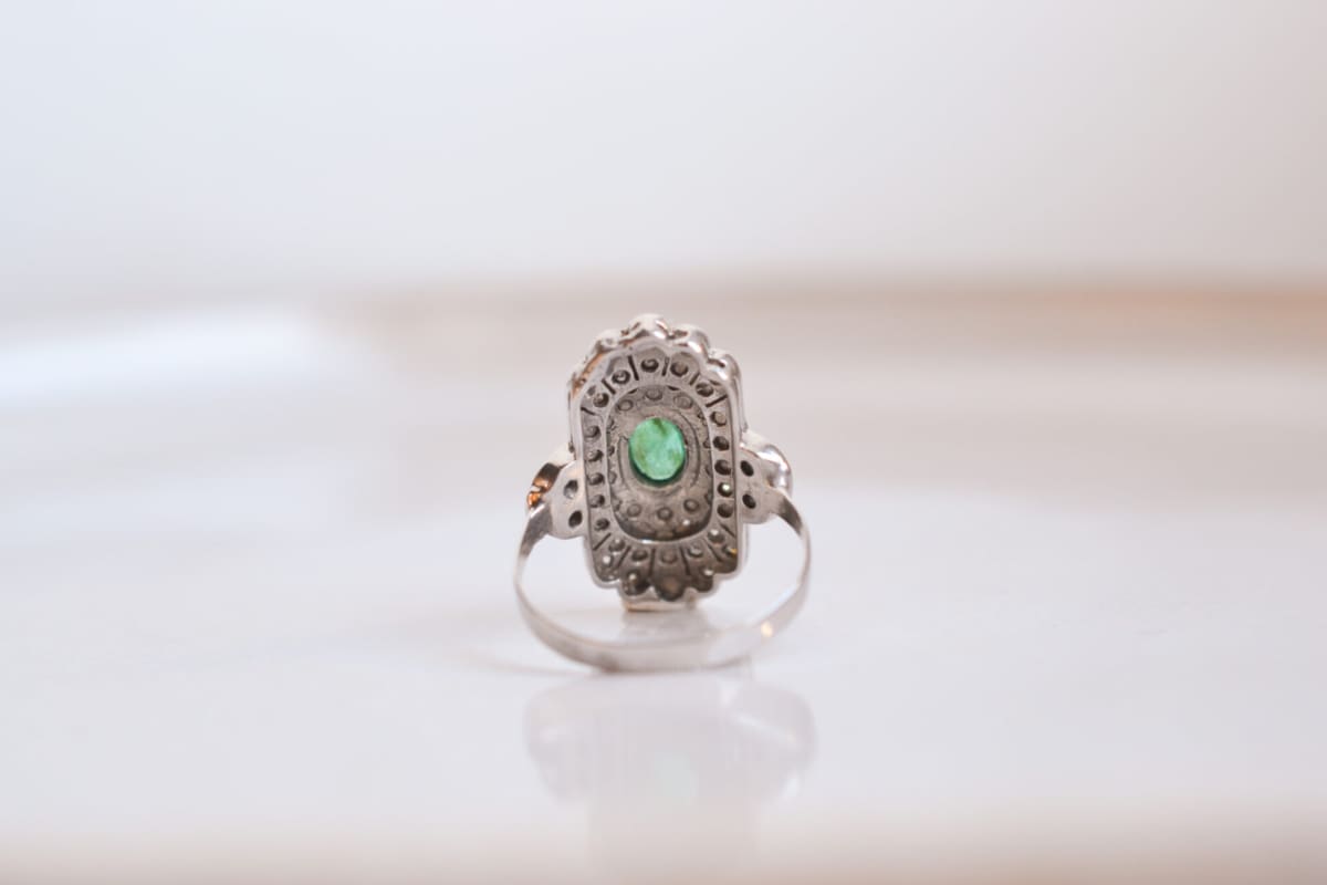 Bague Art Déco Vintage en Or blanc 18 carats ornée d'une Émeraude entourée de Diamants