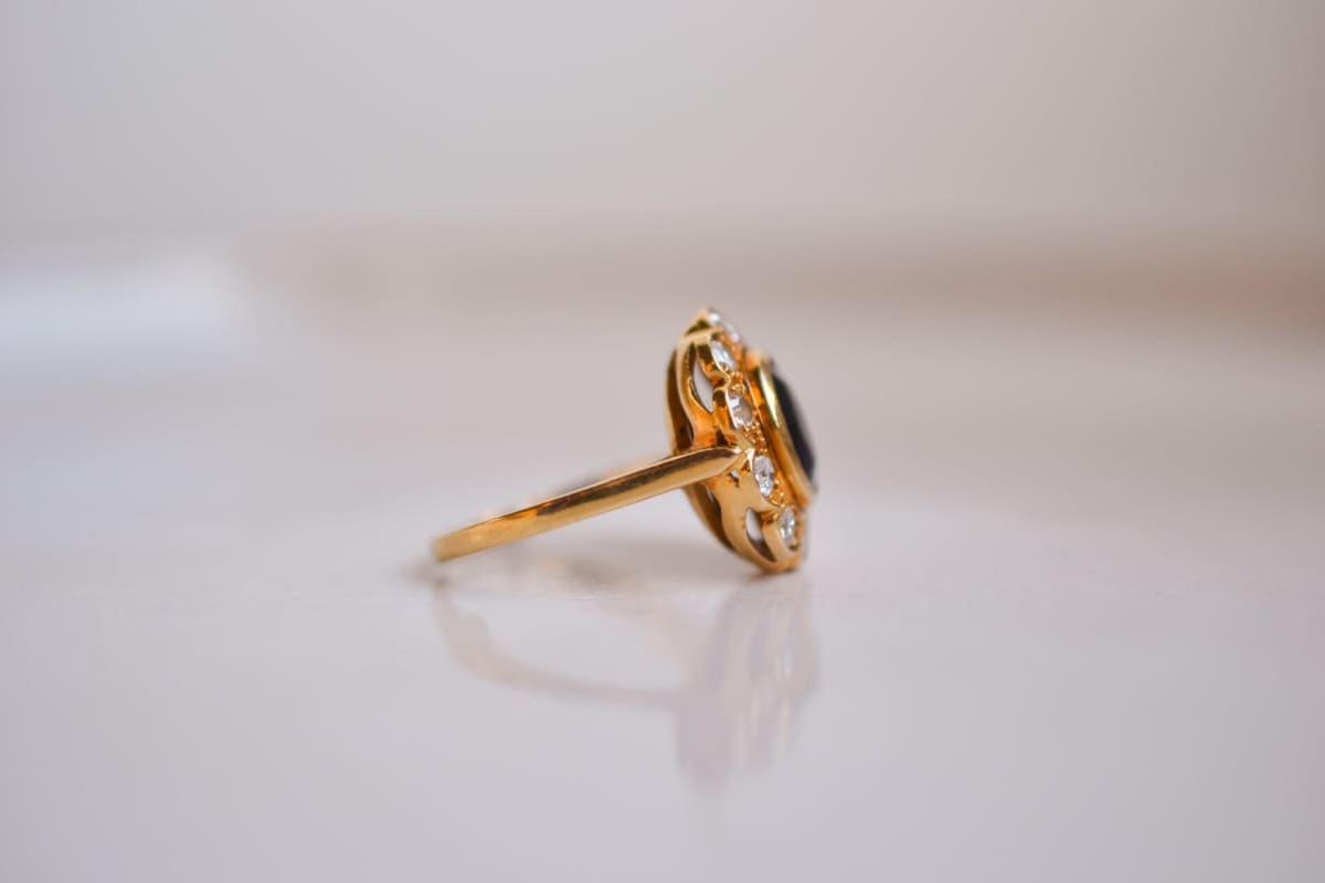 Bague Marguerite ancienne en Or jaune 18 carats sertie d'un Saphir entouré de Diamants