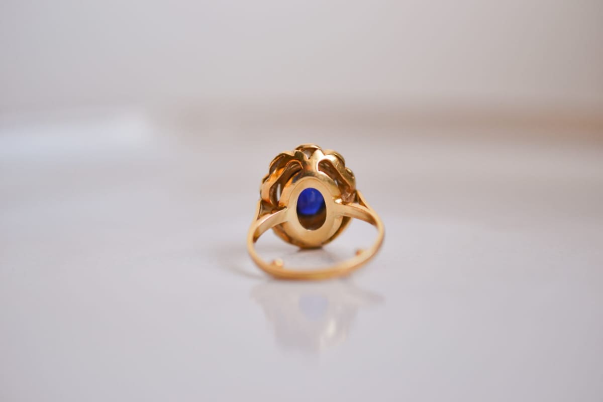 Bague Marguerite en Or jaune 18 carats ornée d'un Saphir et de Diamants