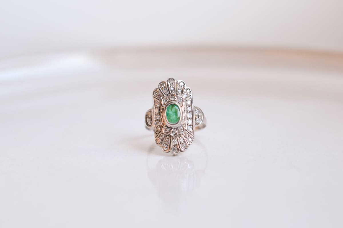 Bague Marquise style Art Déco en Or blanc 18 carats centrée d'une Émeraude pavée de Diamants