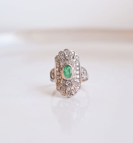 Bague Marquise style Art Déco en Or blanc 18 carats centrée d'une Émeraude pavée de Diamants