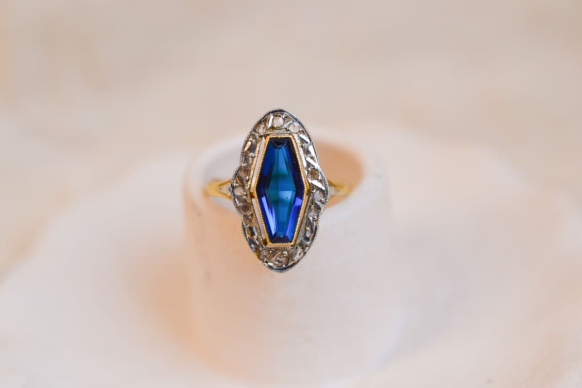Bague Navette Art Déco 2 Ors centrée d'une pierre bleue entourée de pierres blanches